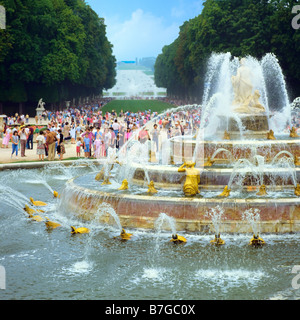 Bassin avec fontaine Latona et touristes lors de grands jouer eaux Château de Versailles France Banque D'Images