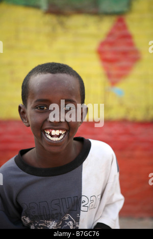 Smiling boy au camp de personnes déplacées de Kood Buur Hargeisa au Somaliland Banque D'Images