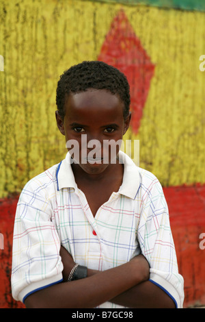 Smiling boy au camp de personnes déplacées de Kood Buur Hargeisa au Somaliland Banque D'Images