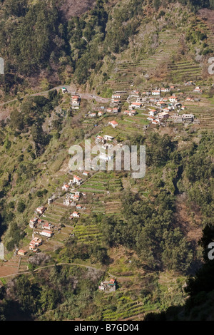 Petit village de montagne sur Madère central Terrasses Banque D'Images