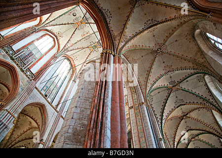 Plafond décoré et windows dans l'église Marienkirche St Marys troisième plus grande église en Allemagne Lubeck Banque D'Images