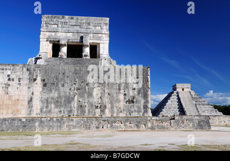 Chichen Itza, Temple de la Jaguar et payramid de Kukulkan en arrière-plan Banque D'Images