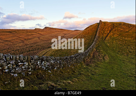 À l'est le long de la ligne d'Hadrien' Mur contre un endroit près d'. Housesteads Sewingshields Crags sont visibles sur l'horizon Banque D'Images