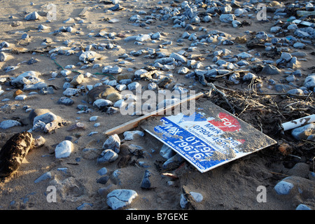 'À VENDRE' supprimés signer sur la plage de Port Eynon, Gower, dans le sud du Pays de Galles, Royaume-Uni Banque D'Images