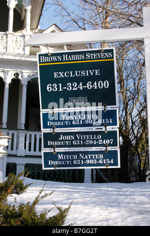 Home for sale sign, Sag Harbor, Long Island, New York, USA Banque D'Images