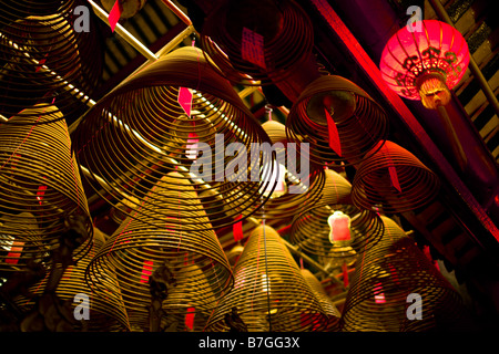 Une photographie d'encens suspendus dans un temple à Hong Kong Banque D'Images