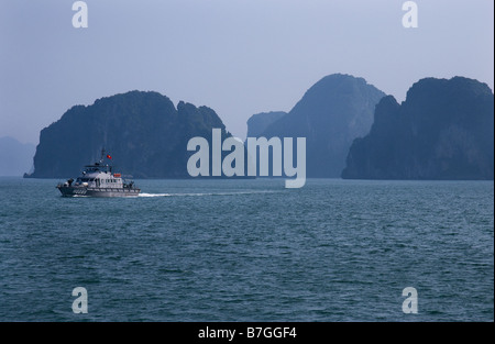 Bateau de patrouille navale, Ha Long Bay, la baie d'Halong, golfe du Tonkin, dans le nord du Viet Nam Banque D'Images