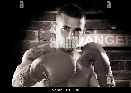 Portrait of a man in boxing gloves Banque D'Images