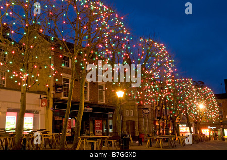 Arbres couverts de lumières dans la nuit de Noël au cours de Chesterfield Chesterfield Derbyshire, Angleterre, Royaume-Uni Banque D'Images