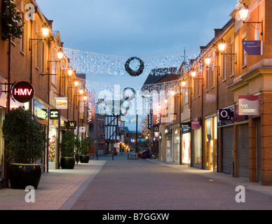 Vicaire Lane shopping precinct Chesterfield dans la nuit à Noël Chesterfield Derbyshire, Angleterre, Royaume-Uni Banque D'Images