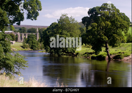 River Wharfe flux doucement passé Bolton Abbey. Banque D'Images