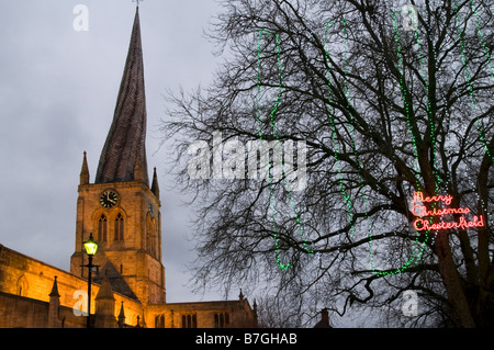 Chesterfield Spire la nuit durant Noël Chesterfield Derbyshire, Angleterre Banque D'Images