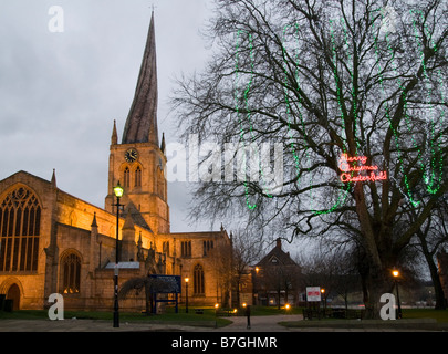 Chesterfield Spire la nuit durant Noël Chesterfield Derbyshire, Angleterre Banque D'Images