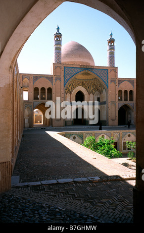 8 avril 2006 - La mosquée Agha Bozorg (Masjed-i Agha Bozorg) avec sa cour en contrebas dans la ville iranienne de Kashan. Banque D'Images