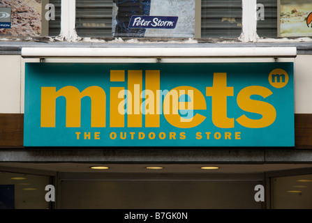 La marque signe au-dessus de la boutique de vêtements de plein air les millets à Oxford, Angleterre. Jan 2009 Banque D'Images