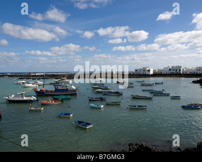 Les petits bateaux de plaisance et de pêche dans le port de Orzola Lanzarote Iles Canaries Banque D'Images