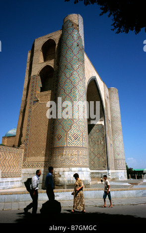 27 mai 2006 - Portail d'entrée (35m de hauteur) de la mosquée Bibi-Khanym dans la ville de Samarkand. Banque D'Images