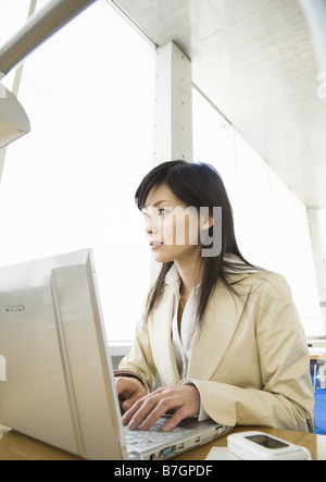 La Businesswoman using laptop in office Banque D'Images