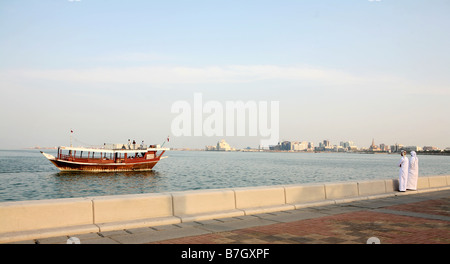 Deux sections locales arabes donnent sur la baie de Doha tout en un dhow avec les touristes à bord passe par Janvier 2009 Banque D'Images