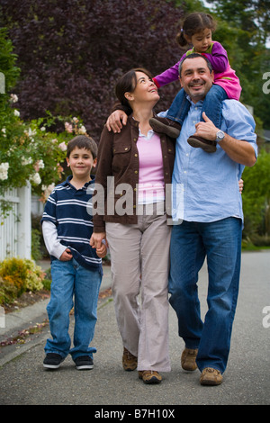 Balades en famille sur la rue résidentielle Banque D'Images