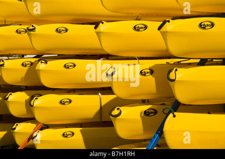 Canoës jaune prêt à être utilisé par les vacanciers, Brantome, Dordogne, France Banque D'Images