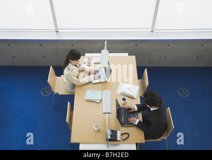 Hommes d'utiliser leurs ordinateurs portables dans l'office Banque D'Images