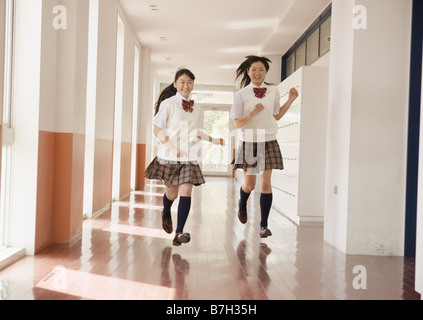 Deux écolières tournant dans le couloir Banque D'Images
