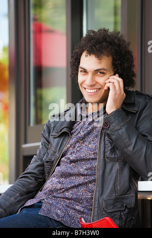 Middle Eastern man talking on cell phone Banque D'Images