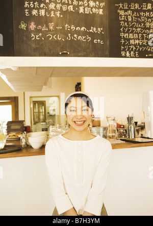 Smiling waitress en uniforme Banque D'Images