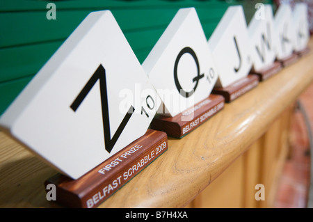 Trophées dans la forme de tuiles de SCRABBLE à l'Irlande du Nord Belfast 2009 Championnat de Scrabble Banque D'Images