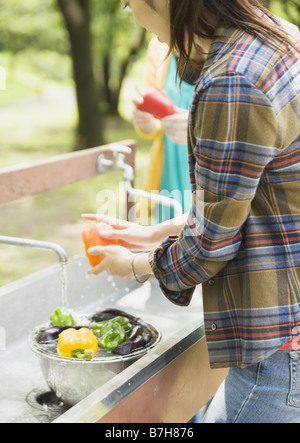 Laver les légumes Femme Banque D'Images