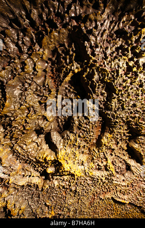 À l'intérieur de Gruta do Carvao grotte de lave. L'île de São Miguel, Açores, Portugal Banque D'Images