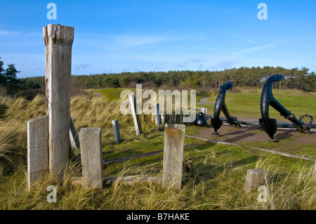 Deux ancres de navires mis sur Cefn Sidan Plage à Pembrey en Carmarthenshire Galles du sud Banque D'Images