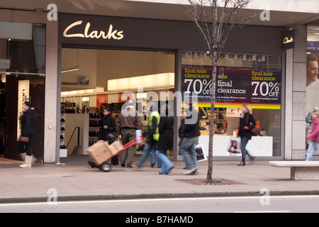 Les soldes de janvier 2009 bannières proposant moitié prix ou plus dans la fenêtre de Banque D'Images