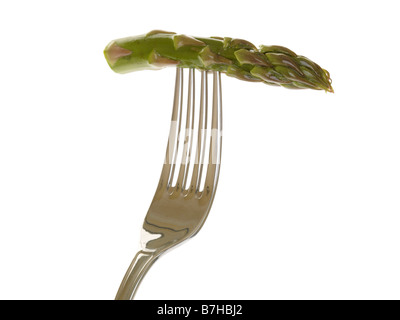 Saine douce tendre cuit Légumes Asperges de luxe sur un tablier isolé sur un fond blanc avec aucun peuple et un chemin de détourage Banque D'Images