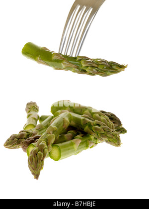 Saine douce tendre cuit Légumes Asperges de luxe sur un tablier isolé sur un fond blanc avec aucun peuple et un chemin de détourage Banque D'Images