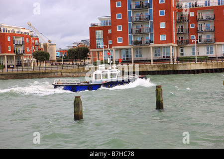 Albion battant Red Duster à Camber quais à Portsmouth vu de Spice Island et à GUNWHARF QUAYS en arrière-plan. Banque D'Images