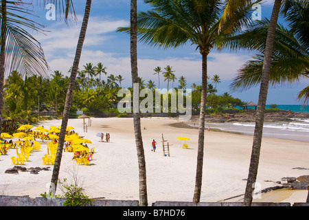 Les gens jouant sur grande plage de sable au Brésil Banque D'Images