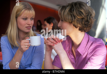 2 femmes parlant sérieusement dans une tasse de café dans un restaurant Banque D'Images