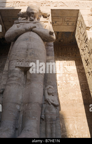 Louxor, Egypte, Afrique du Nord. Medinat Habu complexe, Temple de Ramsès III Banque D'Images