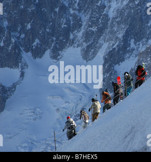 Les skieurs et planchistes font leur chemin vers le bas l'arete de glace, le début de la célèbre Vallée Blanche Chamonix off-piste Banque D'Images