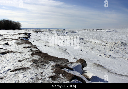 L'érosion le long des rives Janvier Presque Isle sur le lac Érié. Les dunes de glace formée à la fin de la plage, ce qui permet de s'éroder. Banque D'Images