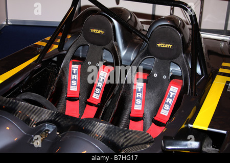 Les sièges baquets de course en véhicule hors route avec un corps entier et les harnais de sécurité roll bar. Banque D'Images