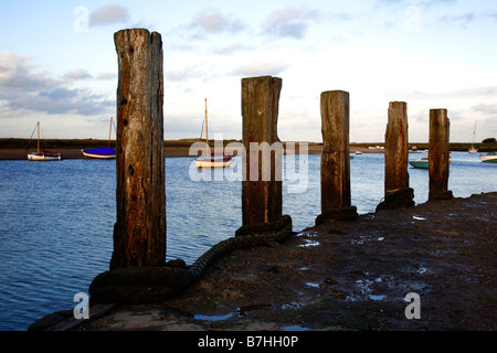 Burnham Overy Staithe pier et les amarres, Norfolk, East Anglia, Angleterre, Royaume-Uni. Banque D'Images