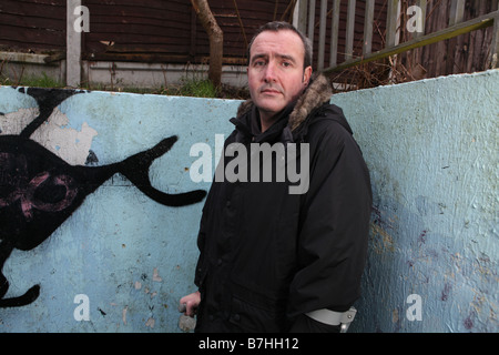 Un portrait d'un homme avec une cheville cassée qui attend depuis plus de 13 mois pour le n.h.s à exploiter à sa cheville pour réparer Banque D'Images