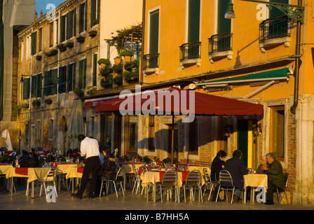 Terrasse de café au quartier de Dorsoduro de Venise Italie Europe Banque D'Images