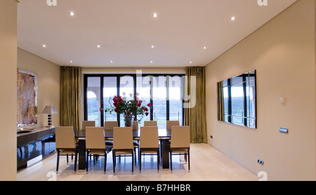 Table à manger et chaises pour salle à manger moderne dans des appartements de l'hôtel Mclundie, dans le sud de l'Espagne Banque D'Images