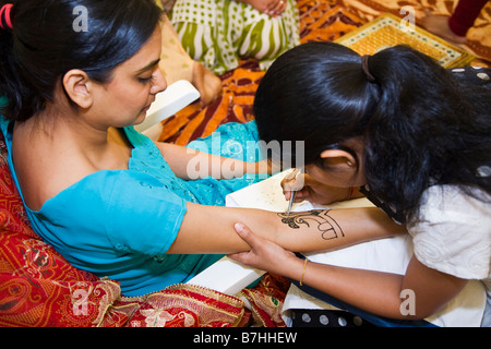 Suite Nuptiale traditionnelle (Mehndi henna body art), l'art de l'ornant les mains et pieds. Utilisé dans de nombreuses cérémonies de mariage. Banque D'Images