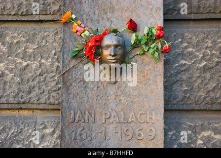 Couronnes et fleurs à Jan Palach memorial à nam Jana Palacha pour marquer la 40e anniversaire de l'incendie lui-même vivant en 1969 Banque D'Images