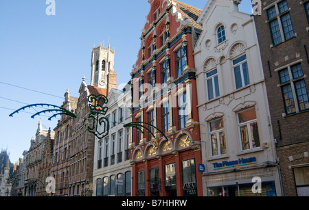 Flamand typique des façades sur une rue commerciale dans la capitale de Flandres Brugge Belgique Banque D'Images